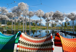 Součástí areálu je velký park s uměleckými objekty a interiér plný krystalů a kouzelných komnat.